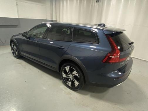 2024 Volvo V60 Cross Country B5 Plus