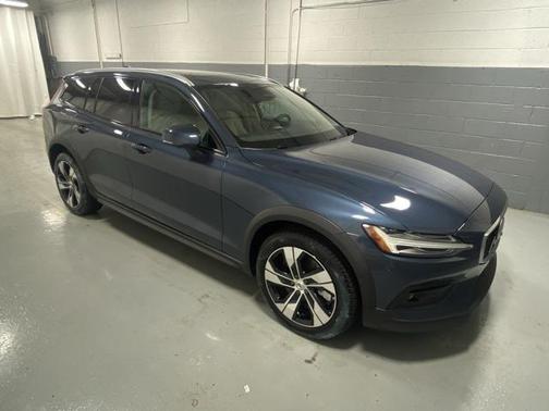 2024 Volvo V60 Cross Country B5 Plus