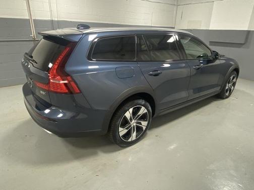 2024 Volvo V60 Cross Country B5 Plus
