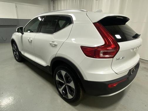 2025 Volvo XC40 B5 Plus Bright Theme