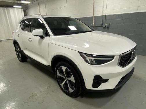 2025 Volvo XC40 B5 Plus Bright Theme