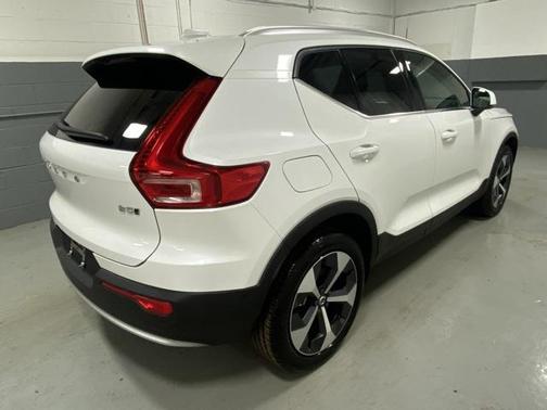 2025 Volvo XC40 B5 Plus Bright Theme