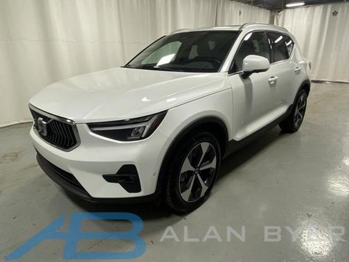2025 Volvo XC40 B5 Plus Bright Theme