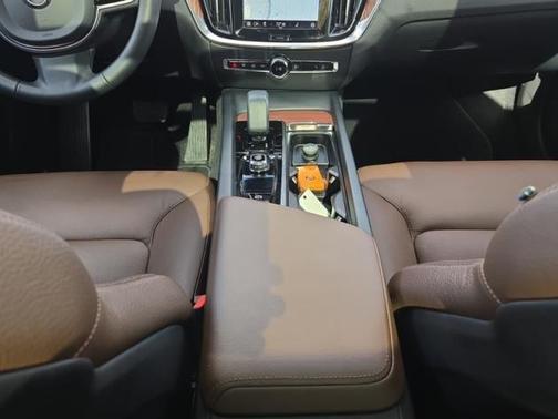 2024 Volvo V60 Cross Country B5 Plus