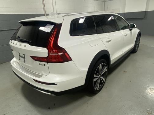 2024 Volvo V60 Cross Country B5 Plus