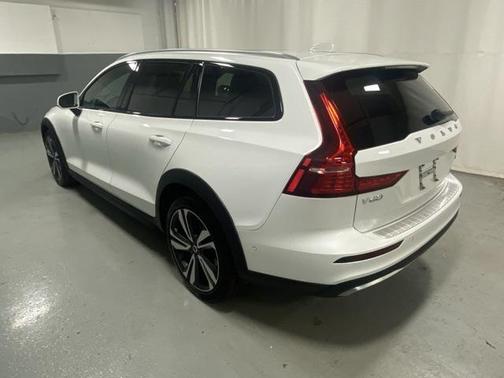 2024 Volvo V60 Cross Country B5 Plus