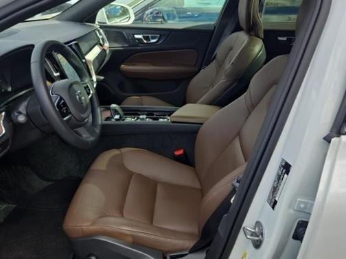 2024 Volvo V60 Cross Country B5 Plus
