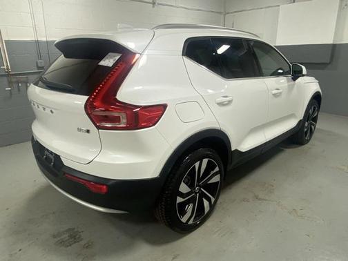 2025 Volvo XC40 B5 Ultra Bright Theme