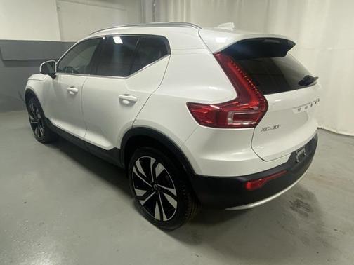 2025 Volvo XC40 B5 Ultra Bright Theme