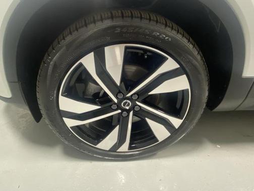 2025 Volvo XC40 B5 Ultra Bright Theme