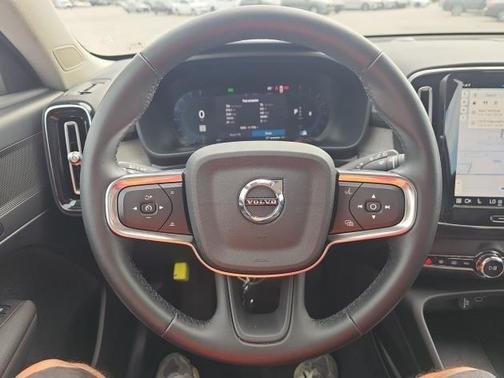 2025 Volvo XC40 B5 Plus Bright Theme