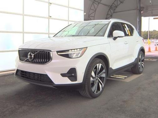 2025 Volvo XC40 B5 Plus Bright Theme