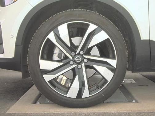 2025 Volvo XC40 B5 Plus Bright Theme