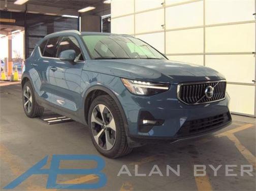 2025 Volvo XC40 B5 Plus Bright Theme