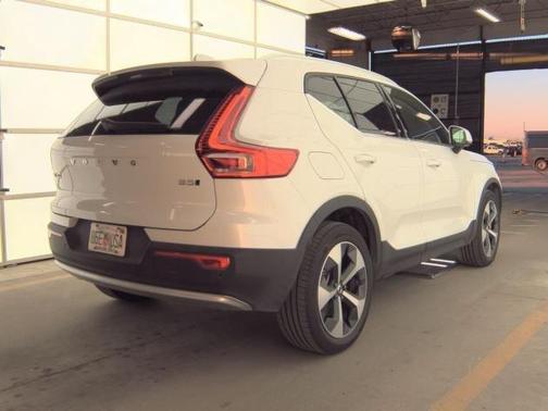 2025 Volvo XC40 B5 Plus Bright Theme