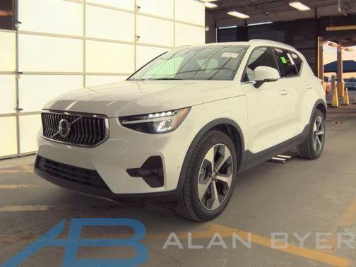 2025 Volvo XC40 B5 Plus Bright Theme