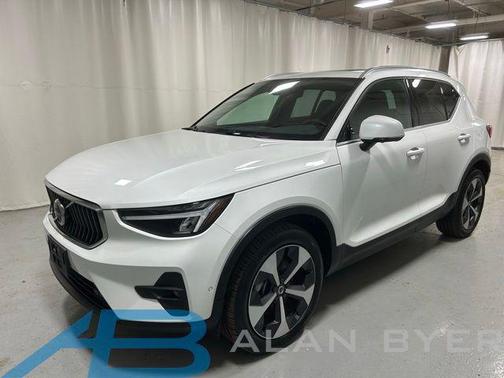 2025 Volvo XC40 B5 Plus Bright Theme