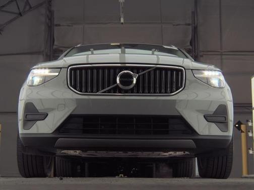 2025 Volvo XC40 B5 Core Bright Theme