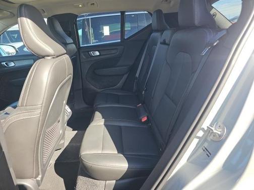 2025 Volvo XC40 B5 Core Bright Theme