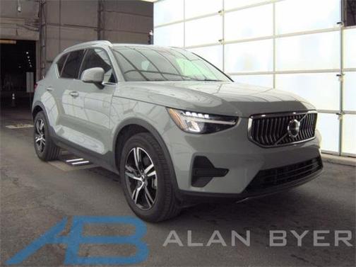 2025 Volvo XC40 B5 Core Bright Theme