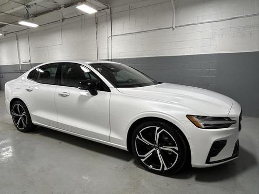 2024 Volvo S60 B5 Plus Dark Theme
