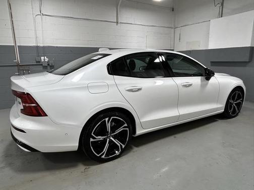 2024 Volvo S60 B5 Plus Dark Theme
