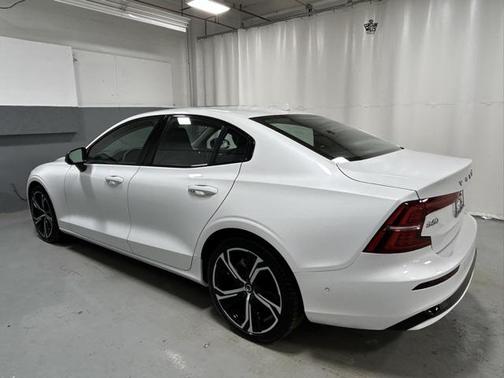 2024 Volvo S60 B5 Plus Dark Theme