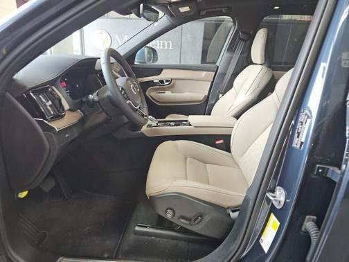 2025 Volvo XC90 B6 Plus 7-Seater