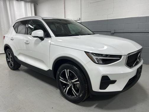 2025 Volvo XC40 B5 Core Bright Theme