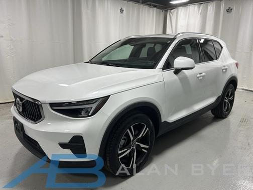 2025 Volvo XC40 B5 Core Bright Theme