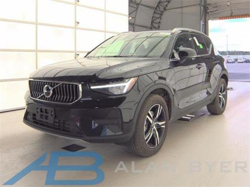 2025 Volvo XC40 B5 Core Bright Theme