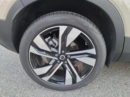 2025 Volvo XC40 B5 Ultra Dark Theme