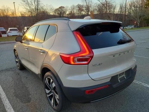 2025 Volvo XC40 B5 Ultra Dark Theme