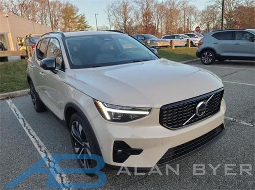 2025 Volvo XC40 B5 Ultra Dark Theme