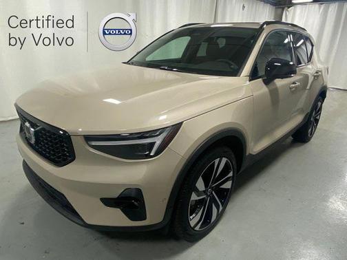 2025 Volvo XC40 B5 Ultra Dark Theme