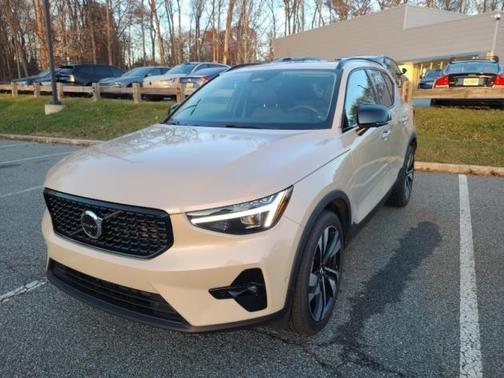 2025 Volvo XC40 B5 Ultra Dark Theme