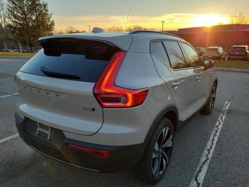 2025 Volvo XC40 B5 Ultra Dark Theme