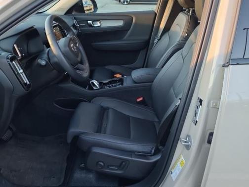 2025 Volvo XC40 B5 Ultra Dark Theme