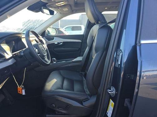 2025 Volvo XC90 B5 Core