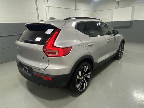 2025 Volvo XC40 B5 Plus Dark Theme