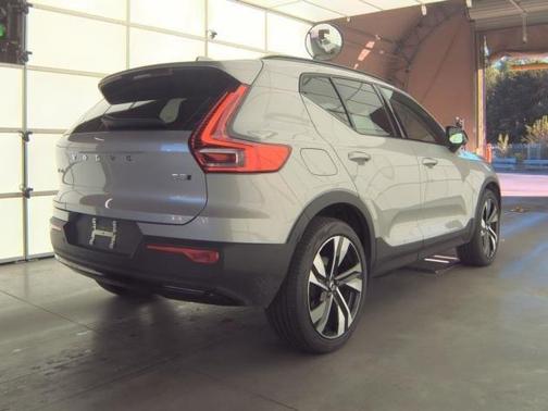 2025 Volvo XC40 B5 Plus Dark Theme