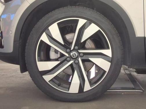 2025 Volvo XC40 B5 Plus Dark Theme