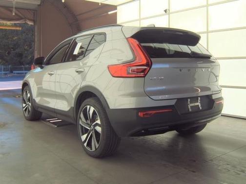 2025 Volvo XC40 B5 Plus Dark Theme