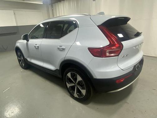 2025 Volvo XC40 B5 Plus Bright Theme