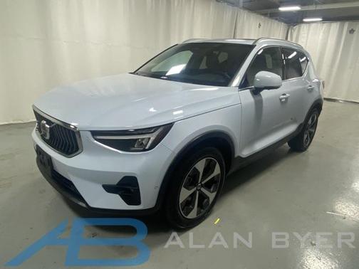 2025 Volvo XC40 B5 Plus Bright Theme