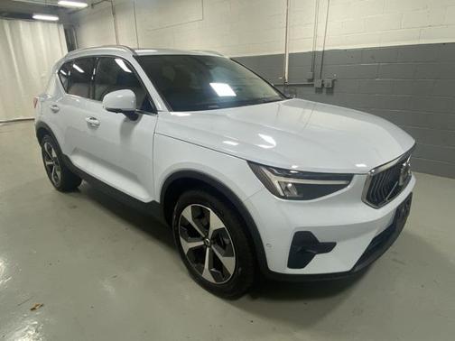 2025 Volvo XC40 B5 Plus Bright Theme