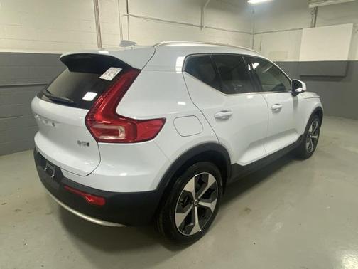 2025 Volvo XC40 B5 Plus Bright Theme