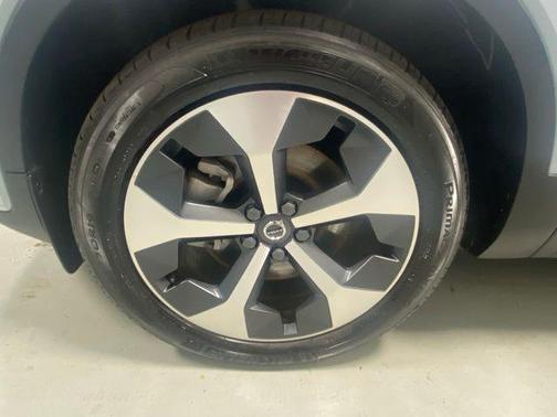 2025 Volvo XC40 B5 Plus Bright Theme