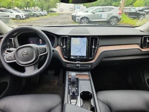 2022 Volvo XC60 B5 Momentum