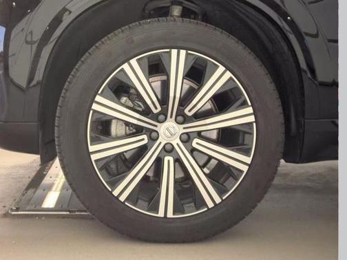 2025 Volvo XC90 B5 Core